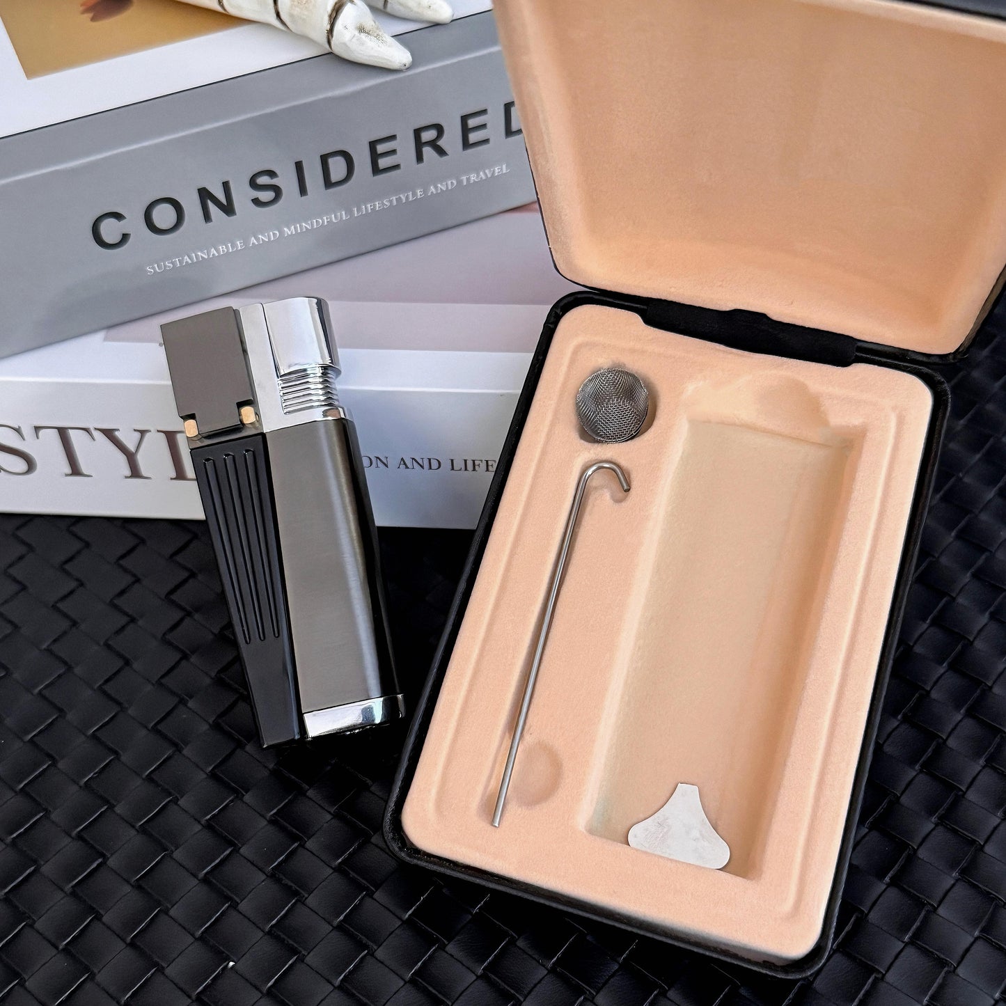 [Foxlume]Windproof 2 in 1  Lighter Refillable Folding with Adjustable Flame .  (Not inflated)