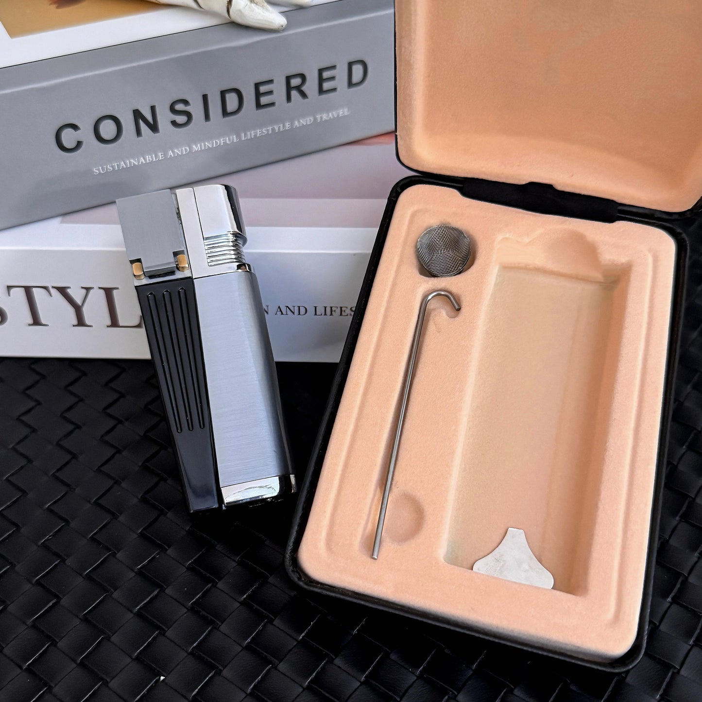 [Foxlume]Windproof 2 in 1  Lighter Refillable Folding with Adjustable Flame .  (Not inflated)